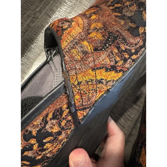 DANSKO Vegan Clogs Size 37 Red Shimmer Paisley Tapestry Velvet  Women's 6.5 US - Picture 6 of 8